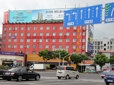 兩年未拆的違章廣告牌何時了結(jié)？寧波廣告設計與城市治理的困局